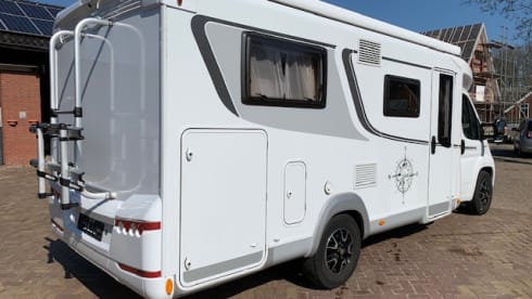 LMC 662 – LMC 9 traps automaat 3 pers Lengte 6.95mtr BJ 2021 Rijbewijs B