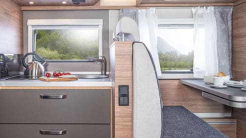YN25 AOP – Weinsberg CaraSuite 700 ME 4 Berth