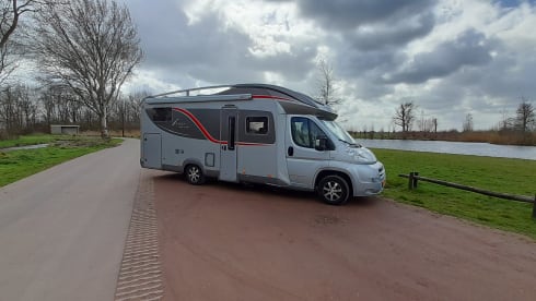 Luxury motorhome 4 persons automatic.
