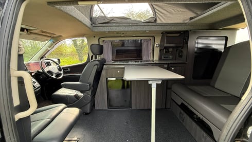 Essie the Elgrand – Nissan-Campervan mit 4 Schlafplätzen aus dem Jahr 2007