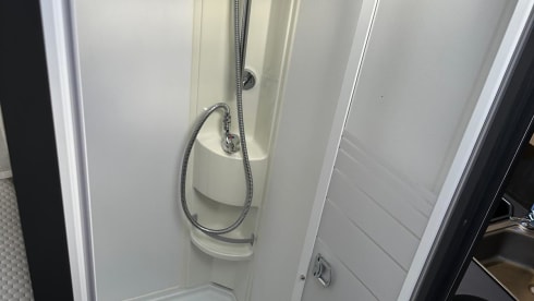 - – Adria Sun Living (2022): Ruime, luxe, 5-persoons camper