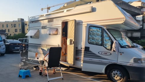 Cozy 4 person camper LMC Fiat Ducato alcove