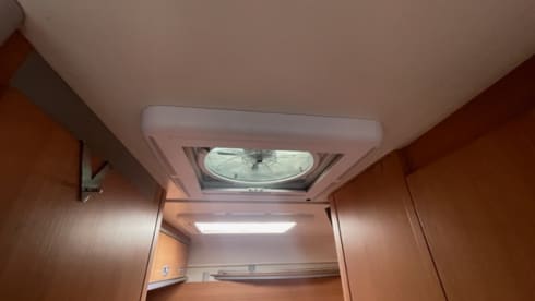 Halbintegrierter Camper von Knaus für 3 Personen