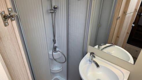 Sunny – Sunlight A70 alcove 6 person Automatic 150 HP built in 2018