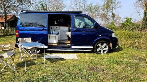 Rugged Volkswagen T5 Camper | extra tent, air conditioning, cruise control