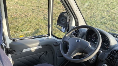 very nice compact 4 person camper