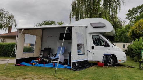 Widely equipped 4p Fiat Dethleffs with double bed, bunk bed.