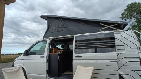 Sully – 2/3 Berth Boutique Off Grid Adventure Van near the Peak District.