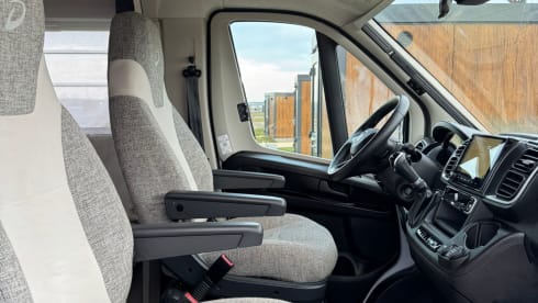 Camperverhuur Heeten – 4p Dethleffs semi-integrated uit 2024