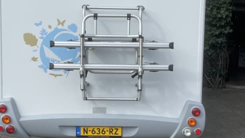 Semi-integrated camper Pilote