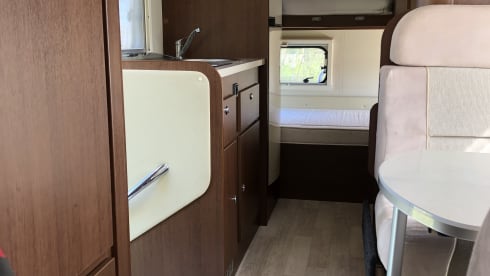 Luxurious spacious 6 person family camper with air conditioning (2x), garage and inventory.