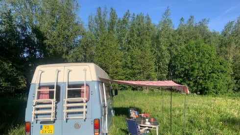 Nice Volkswagen bus camper, ready for adventure!