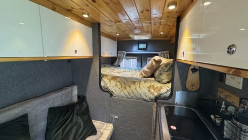 Homely camper 3 berth, 3 seatbelts, fixed bed  – 3 berth Citroën campervan from 2014