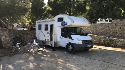 Freedom in the self-sufficient and spacious alcove mobile home