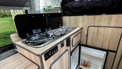 Hugo Away – Ford Transit Jumbo (Insurance included)