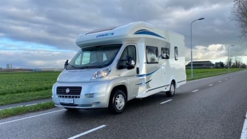 Luxurious, spacious and fully furnished 4 pers. motorhome.