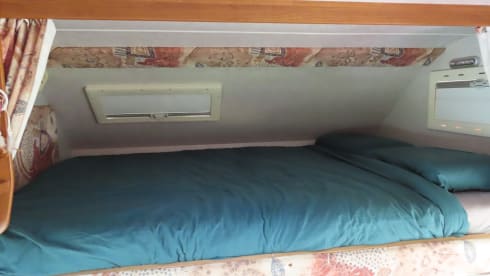 De Roze Olifant – Spacious family camper - 7p Ford alcove from 1998 