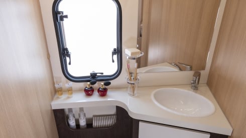 McLouis 2 Automaat – Premium Freedom! Modern Italian camper with single beds 