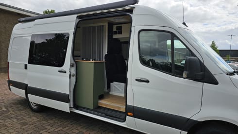 Madrid – Sprinter XXL a wonderful compact camper with lots of space!