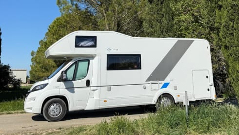 Camper Kai – Relax on your journey with a luxurious Adria Sunliving alcove camper