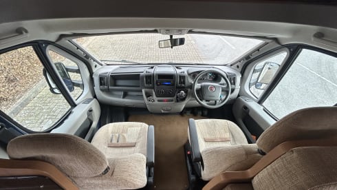 Jeffy – Jeffy – Low-Mileage, Fully Stocked Motorhome, Sleeps 6 Including Insurance!