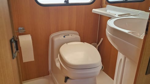 McLouis – Neat 6 person McLouis alcove camper with bunk bed