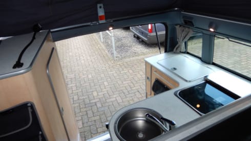 Sjaan – Auf Abenteuer mit dem komfortablen und umfangreichen Ford Nugget für 4 Personen!