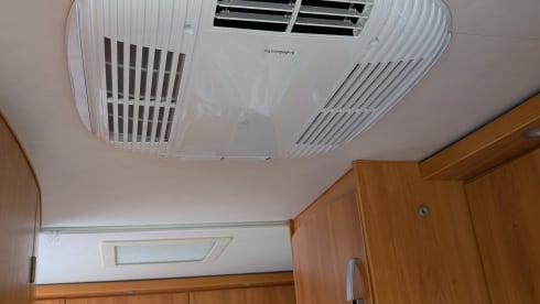 Goed uitgeruste 4 persoons Hymer met airco – 4-person Hymer integrated from 2008