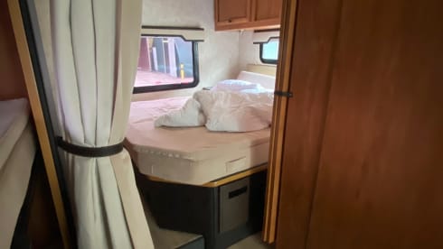 Fleetwood Ford E450 – C driving license. American 9 person big camper hire in the Netherlands