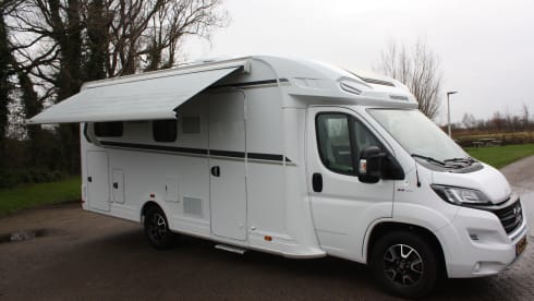 half integraal camper – This luxurious 4-person semi-integrated camper from the Weinsberg brand 