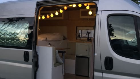 Juan de Jumper – Avontuurlijke zelfbouwcamper te huur