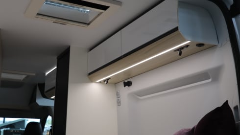 Roadhouse camperverhuur naam Surfer House – New Adria Mobil 2023 bus camper