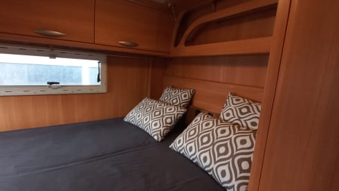 Super cozy spacious challenger eden 602 camper