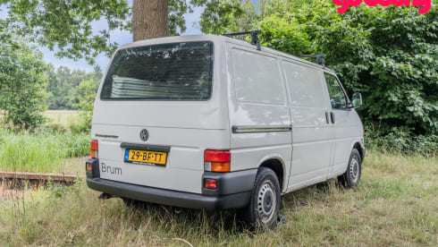 Brum – Volkswagen campervan from 2002 (2p)