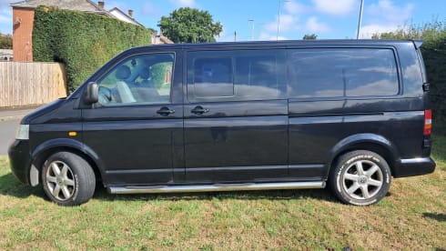 Reggie – 2 berth Volkswagen T5 campervan with 2 berth awning