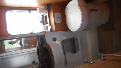 EASY 8 MOTORHOME HIRE JUST TURN UP AND GO