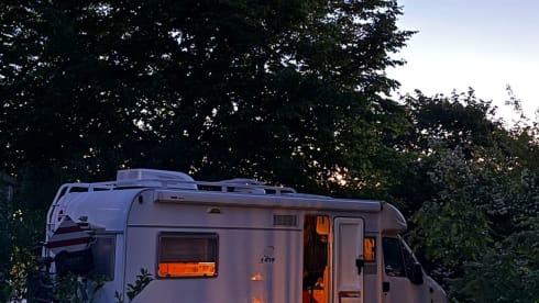 Paleisje99 – Camping-car Bürstner (2004) complet et puissant, avec 4 ceintures de sécurité et 3 couchettes.