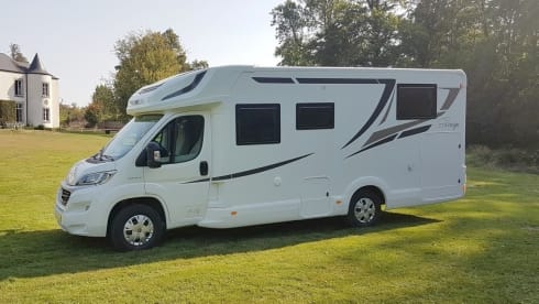 McLouis 1 Automaat – Premium Freedom! Modern Italian camper with single beds