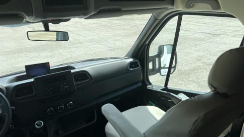 Zo goed als nieuw, zeer luxe, ruime én comfortabele 5pers. camper uit 2022  – 5p Renault semi-integrated from 2022