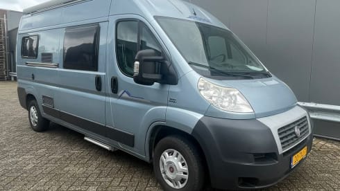 Pössl 2 win luxury bus e bike carrier