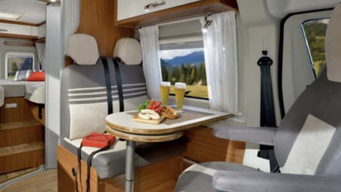 Bus camper Globecar 600L with length beds, for 2 people. Dog allowed.