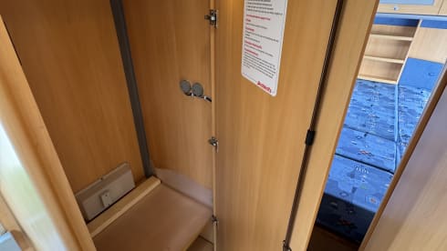 Bel camper semi-integrato Dethleffs per un massimo di 4 persone