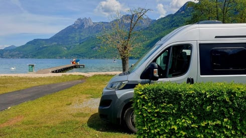 Heunie 2 – Lovely campervan from 2016 with 2 lengthways beds