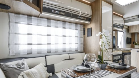 Phoenix – Phoenix 2027 6 berth 747 Auto Habitation Air con 