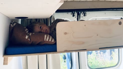 Karel – On an adventure in a great DIY bus camper