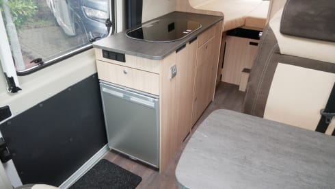 RoadCar (Pössl) 640, 2 slaap- 4 zitplaatsen, Lengtebedden, Busbiker