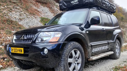 4x4 Mitsubishi Pajero with large roof tent