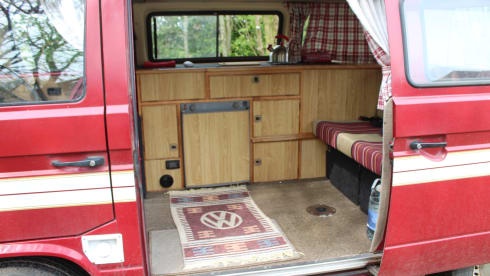 Poppy – VOLKSWAGEN T25 RETRO 1980'S 4 BERTH CAMPER, DIESEL HEATING, OFF GRID.
