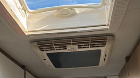 LiKaJo – Beautiful young 4-person Carado alcove from 2019