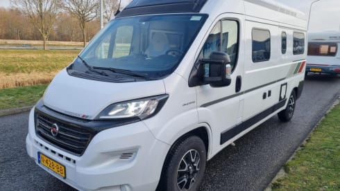 Luxe LMC buscamper voor twee met automaat en panoramadak